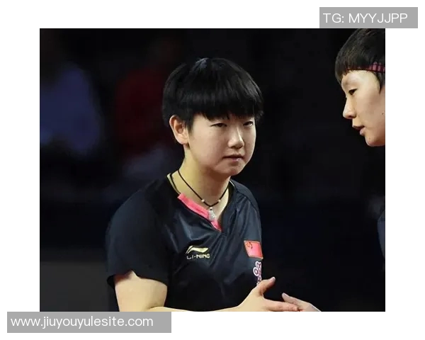 媒体人解读杨立瑜竖大拇指事件背后的真实情感与球迷互动的误解 媒体人解读杨立瑜竖大拇指事件背后的真实情感与球迷互动的误解