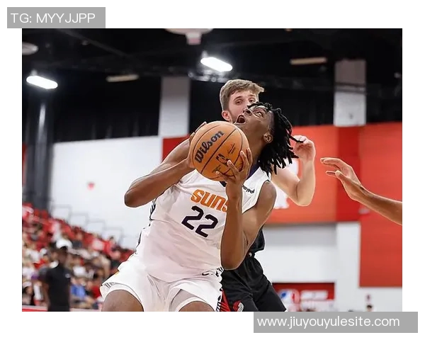 亨特表现出色三分球命中率高达57贡献17分4篮板4助攻正负值正面